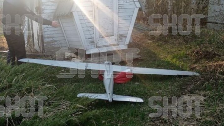 Огромный беспилотник с двумя парашютами обнаружили на территории СНТ в Подмосковье
