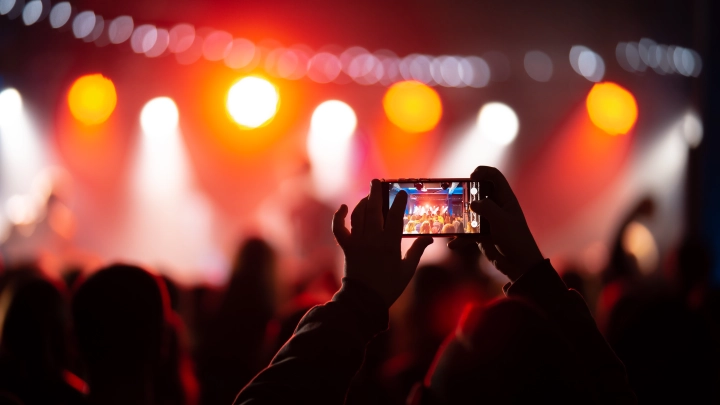 К ним на спектакли ходят такие же, как они: Осудивших СВО актёров встретили овациями