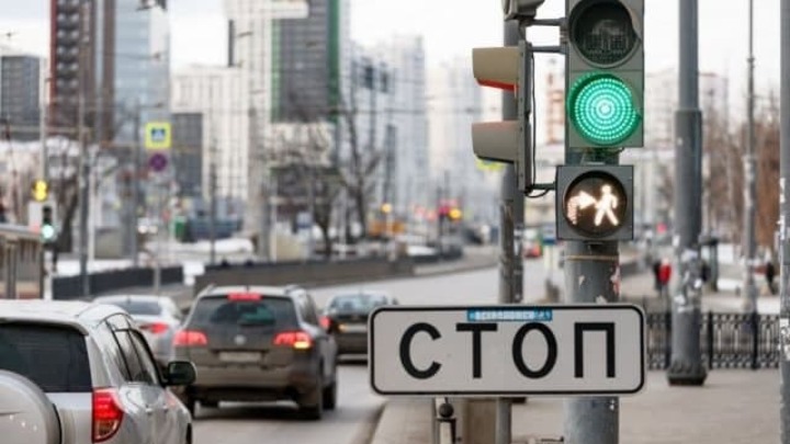 Стало понятно, для чего в Екатеринбурге бело-лунный светофор с человечком