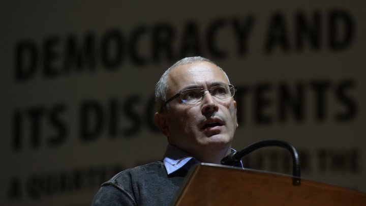 Преступник, который бросил вызов Путину: Французские СМИ требуют денег за интервью Ходорковского