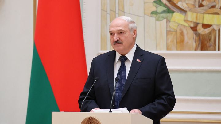 Лукашенко с автоматом занял пост во Дворце Независимости