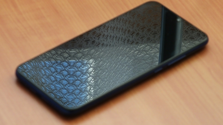 Пьёт кровь и звонит. Художник придумал концепт смартфона-пиявки