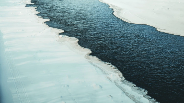 Тело ребёнка нашли в реке Десне в Брянске после катания на ватрушках
