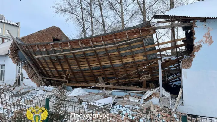 Аварийное здание спортивной школы обрушилось в Новосибирской области