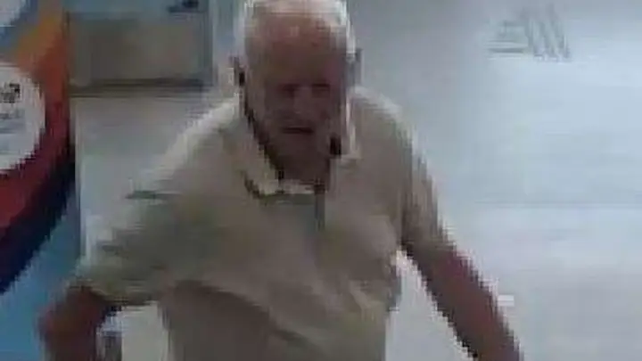 В Великобритании 67-летний мужчина на пенсии заглядывал под юбки девушкам