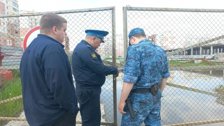 В Новосибирске опечатали стройплощадку школы на улице Спортивной