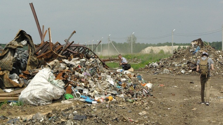 В Ростовской области у озера в поселке Кирпичном образовалась огромная свалка отходов