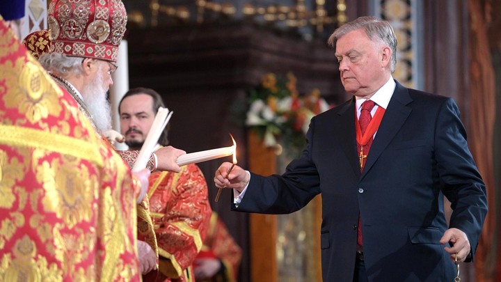 Благодатный огонь летит в Россию