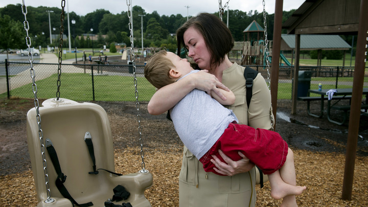 Сработала жалоба отчаявшейся мамы: Родителям детей-инвалидов сохранят доплаты к пенсии