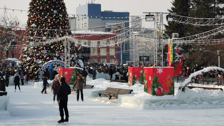 На главной площади Новосибирска начали устанавливать новогоднюю ёлку