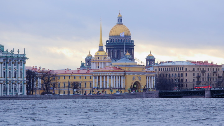 В Русской Церкви призвали участницу откровенной фотосессии у Исаакиевского собора к раскаянию
