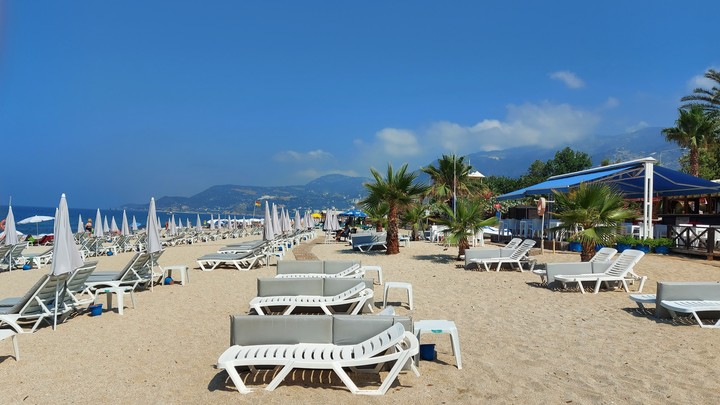 Доктор Мясников назвал место, в котором чаще всего заражаются, не долетев до Турции