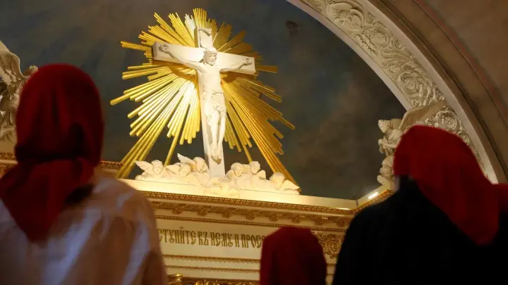 Священник объяснил, как правильно хранить и использовать крещенскую воду — агиасму