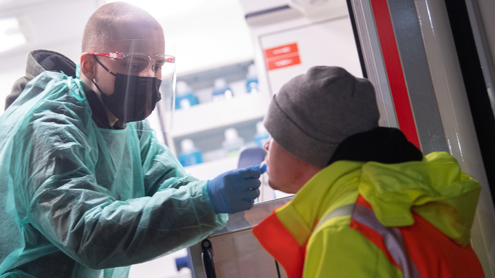 Какие самые частые симптомы омикрона? Врач рассказал о жалобах заразившихся