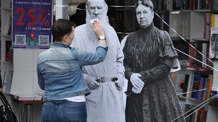 Типичная афрорусская дама. Британцы очернили Толстого