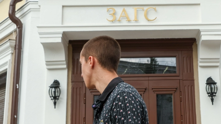 В России ужесточили получение РВП и ВНЖ на основании брака: Что изменилось