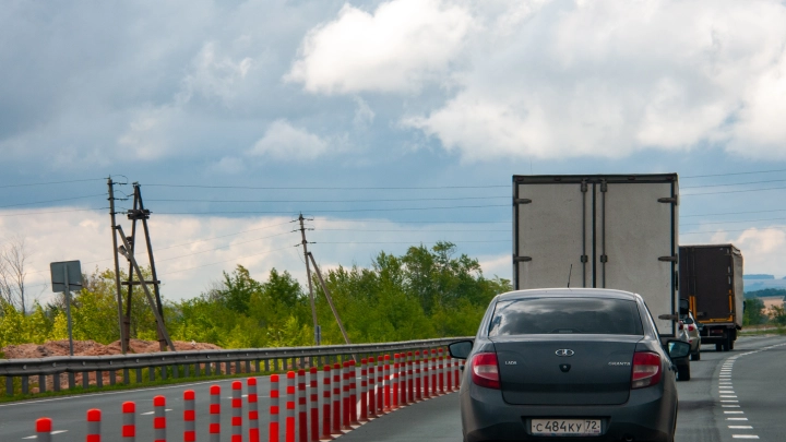 Семь километров и тысячи машин: у Крымского моста образовалась гигантская пробка. Где затруднён проезд и сколько придётся ждать?