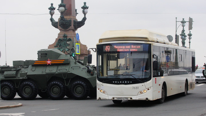 В каких автобусах в Петербурге всё ещё принимают наличные: список