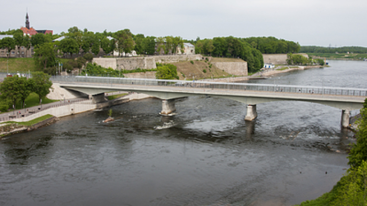Жители Нарвы вышли посмотреть трансляцию Парада Победы в Ивангороде