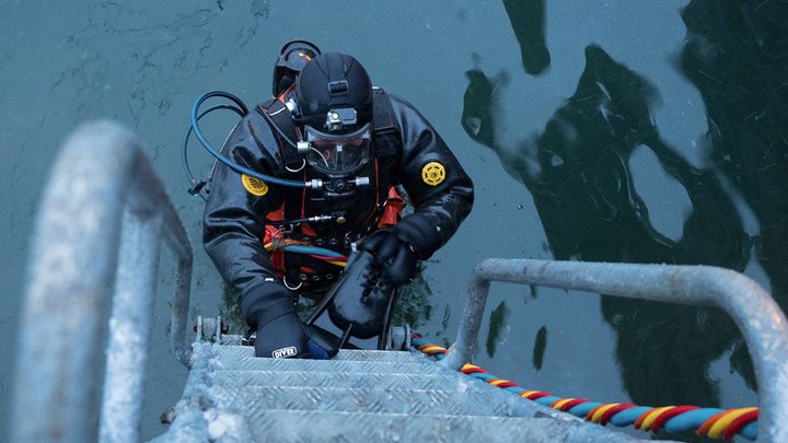 Водолаз объяснил, почему не могут поднять обломки Ми-8, рухнувшего на Камчатке