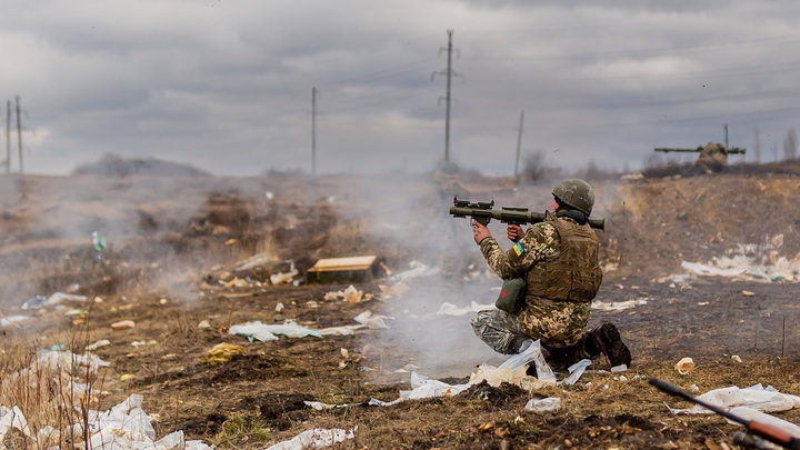 ВСУ ударили по депо в Мелитополе. Взрывом зацепило жилой дом