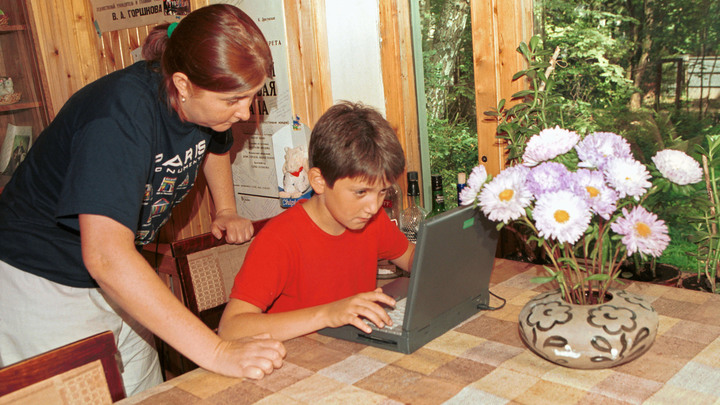 Власти Москвы платят деньги за пиар дистанционки, пытаясь подавить гнев родителей