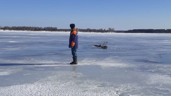 На Горьковском водохранилище спасатели вызволили из-подо льда жителя Юрьевца