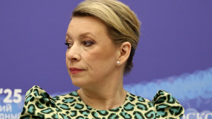 Захарова попросила НАТО и ЕС объяснить звонок Макрона Путину
