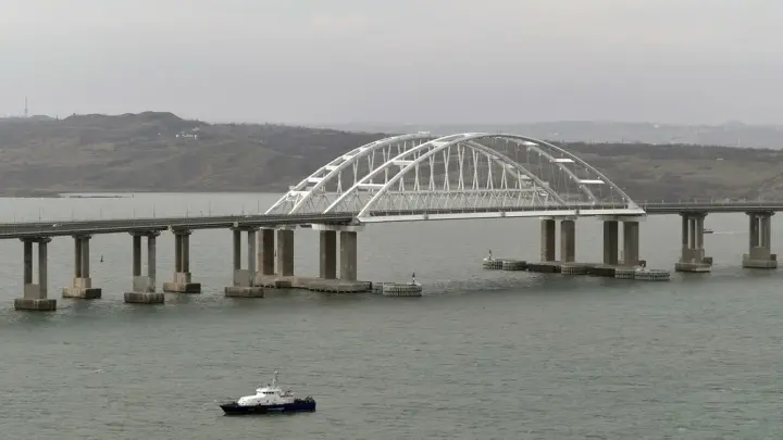 Из Крыма с опозданием. ВСУ били по рельсам — попали в пассажиров