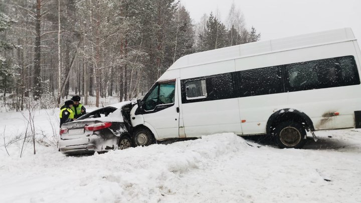 Один человек погиб и несколько ранены в ДТП на уральской трассе