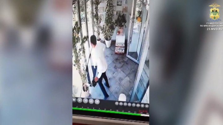 В Краснодаре у пенсионера украли 300 тысяч рублей прямо в здании стоматологии