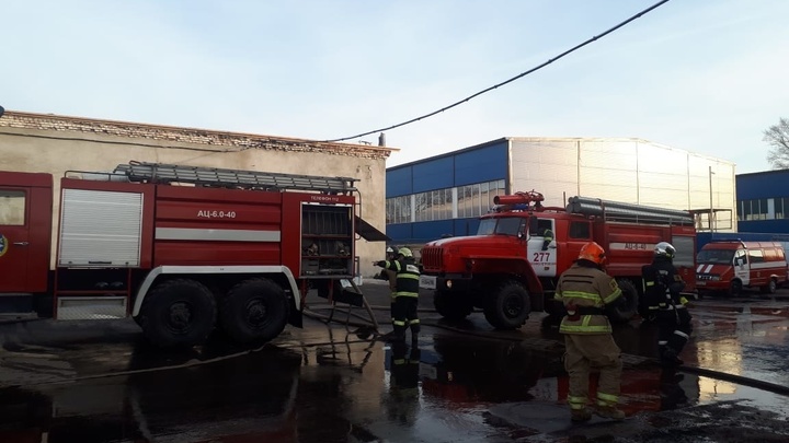 В Лосино-Петровском округе Подмосковья пожарные борются с огнем на территории птицефабрики