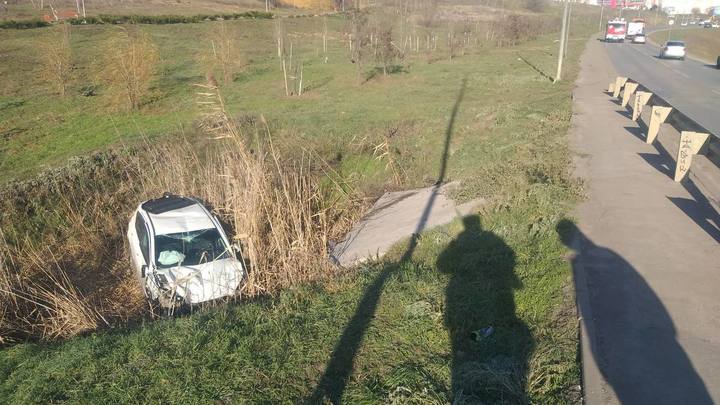 В Ростове водитель кроссовера вылетел на скорости в овраг. Подробности ДТП
