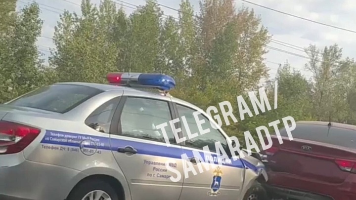 Бог все видит: в Самаре автомобиль полиции попал в ДТП, когда въехал в задний бампер Kia Ria