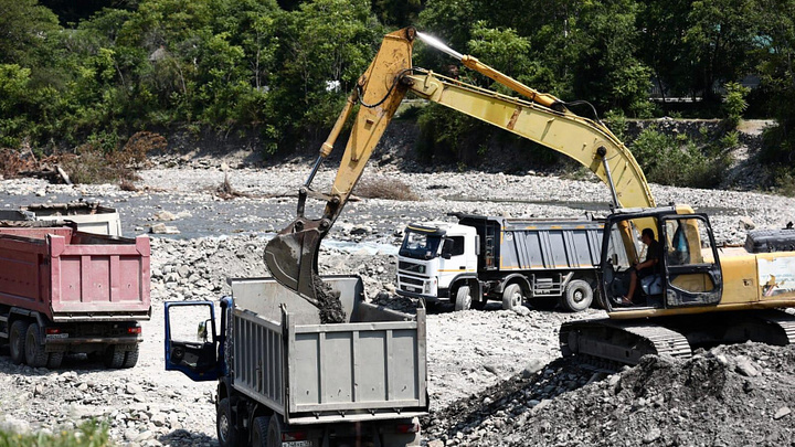 В Сочи половина рек создаёт угрозу: Для предотвращения возможных затоплений расчищают участки 14 рек