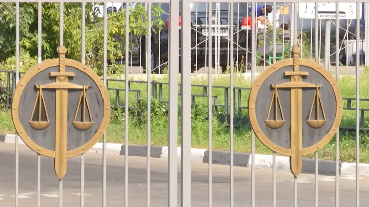 Экс-министр Подмосковья Хубутия получил год условно за нападение на бывшую девушку с топором