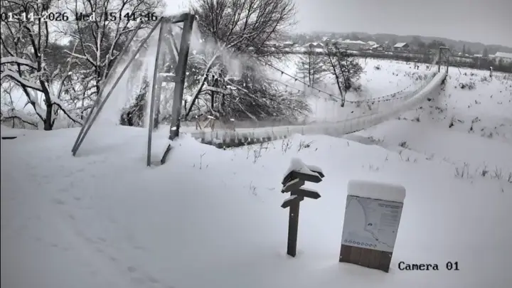 Есть видео обрушения пешеходного моста в Калужской области