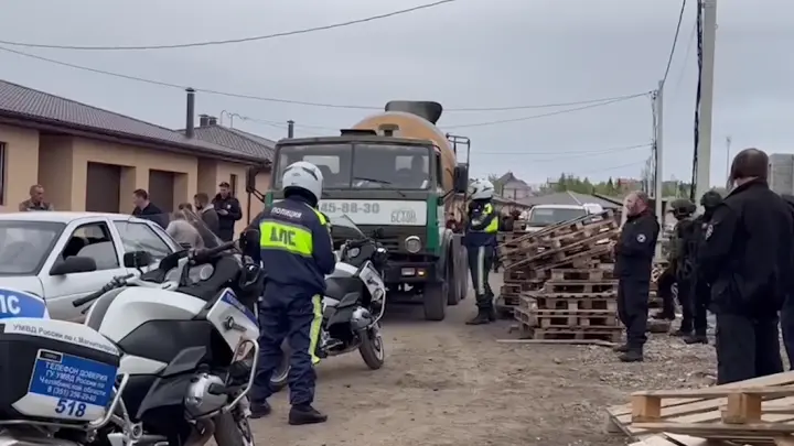 От мотоциклов до автозака: полицейские показали, как задерживали мигрантов