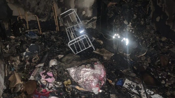 В Котласе вспыхнул пожар в многоквартирном доме: три человека оказались отрезаны огнем