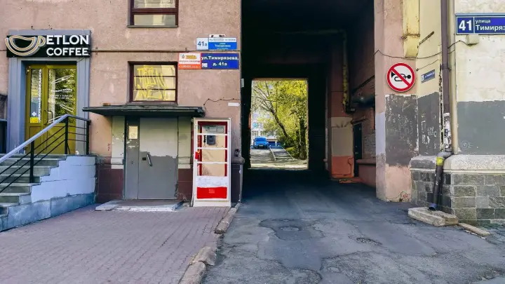 В Челябинске появилась телефонная будка в стиле ретро