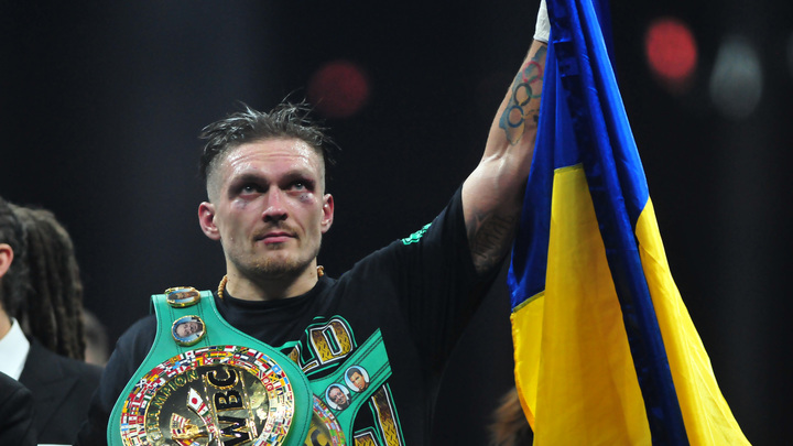 Украинский супертяжеловес Усик распугал народ своим пением: Разбежались все