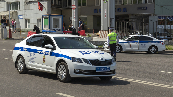 В Екатеринбурге у станции метро Геологическая Kia протаранила Гелендваген