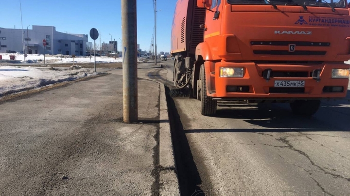Под окнами жилых домов в Кургане машины сливают нечистоты