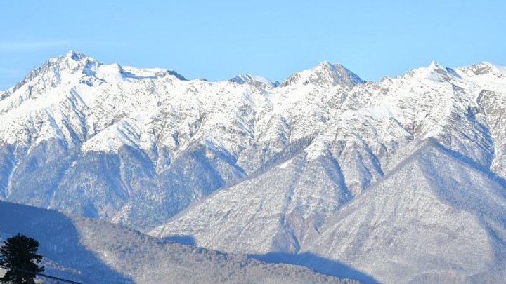 В горах Сочи объявили лавиноопасность в первый день горнолыжного сезона