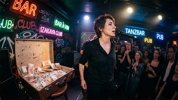 Патриотизм на проценты: Как Земфира* в Париже миллионы рублей копит