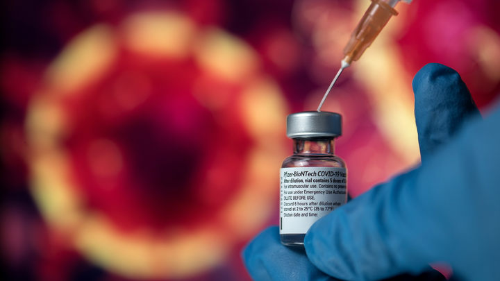 После вакцины Pfizer умерли ещё двое: В Эстонии сообщили о целом спектре побочных эффектов