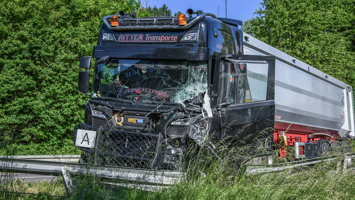 Фура врезалась в подземный переход в Москве. Камеры запечатлели момент тарана
