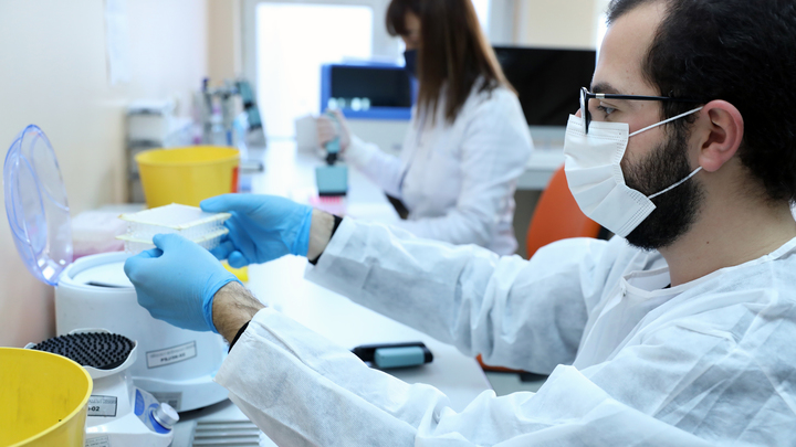 ВОЗ: штамм омикрон распространяется в мире в геометрической прогрессии