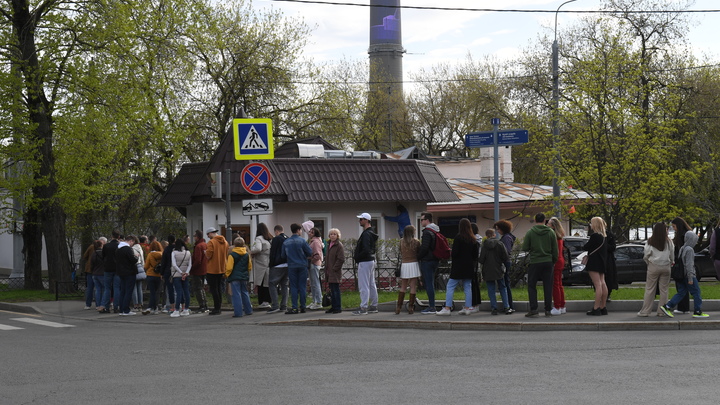 В Екатеринбурге на проспекте Ленина вытянулась огромная очередь из абитуриентов