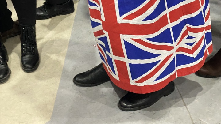 Униженному в России экс-премьеру Британии принесли к посольству новый стул